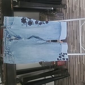 Appliqued Capri Jeans